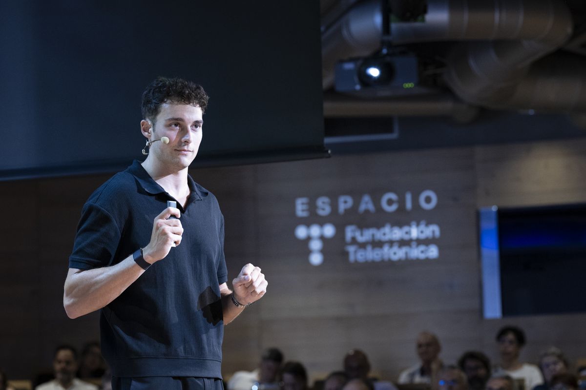 Bernat Casañas dando una ponencia en el Espacio Fundación Telefónica de Madrid, con el rótulo del centro en la pared a su espalda y el público sentado delante